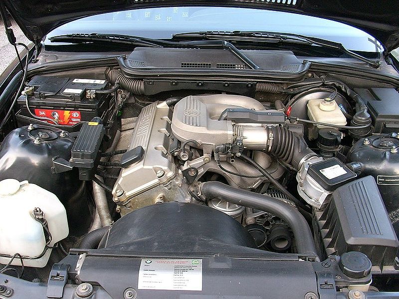 Vanos w BMW <a href="https://commons.wikimedia.org/wiki/File:Bmw_316_e36_engine_bay-2.jpg">Ultra Magnus</a>, <a href="https://creativecommons.org/licenses/by-sa/3.0">CC BY-SA 3.0</a>, via Wikimedia Commons